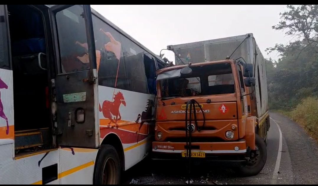 मुंबई-गोवा महामार्गावरील अपघातात जखमी झालेल्या एका प्रवाशाचा मृत्यू