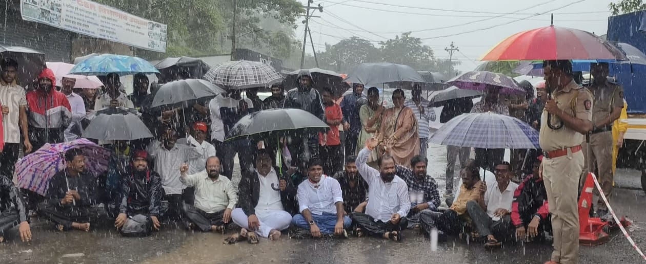 साळाव–तळेखार मार्गासाठी भर पावसात नागरिकांचे आंदोलन
