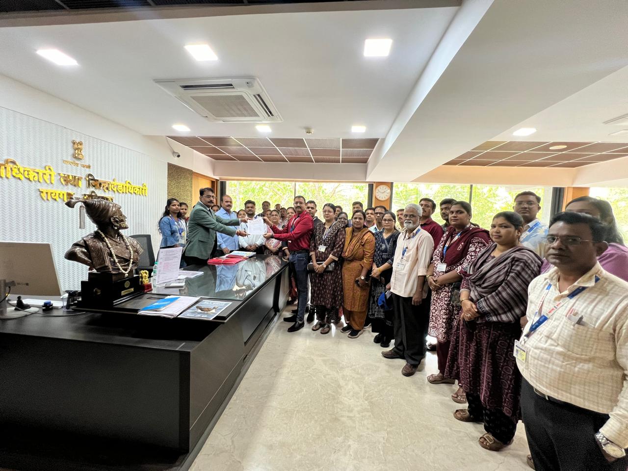 लिपिक अधिकारी व कर्मचाऱ्यांचा सोमवारी जिल्हाधिकारी कार्यालयावर आक्रोश मोर्चा